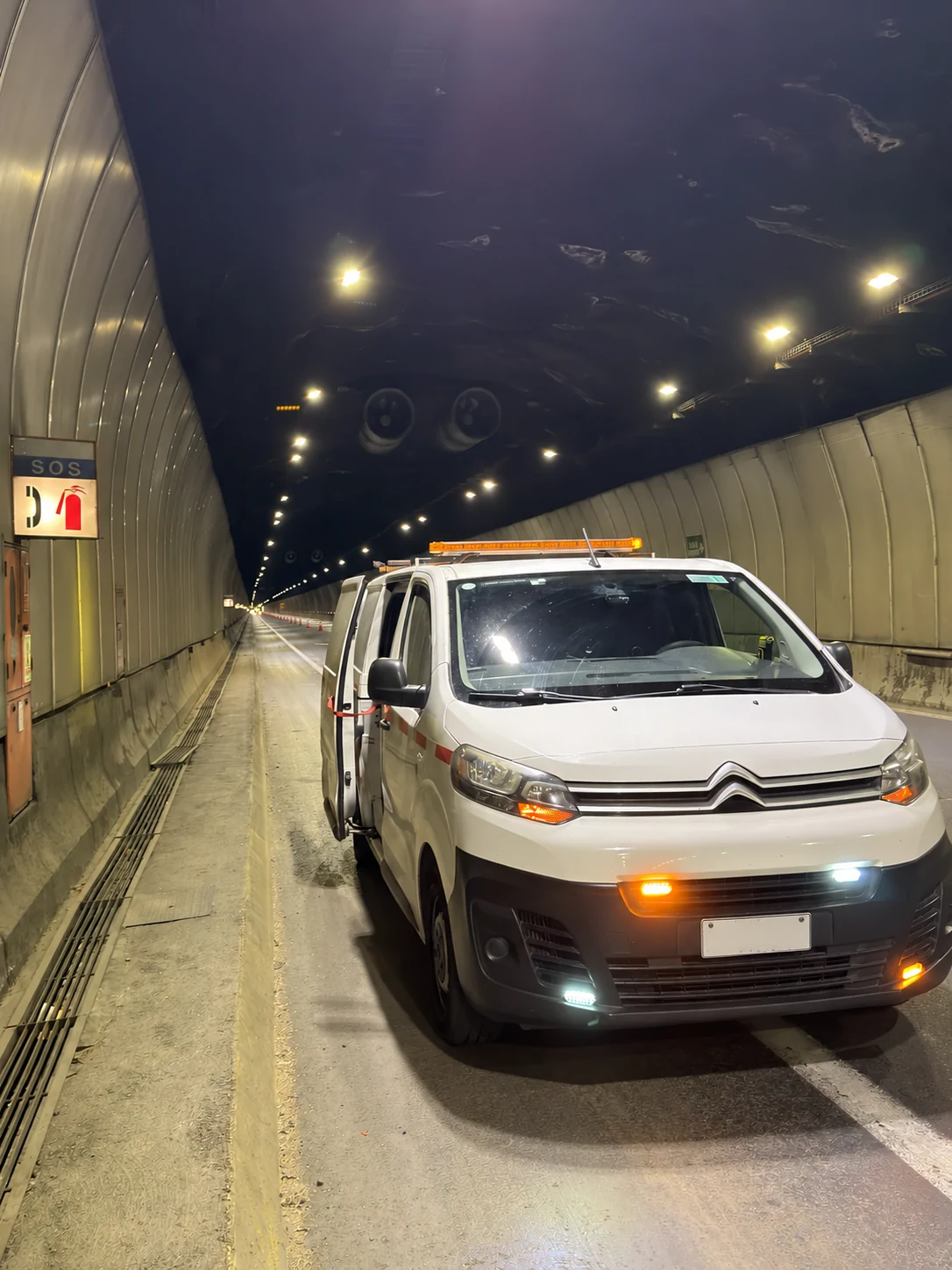 Vehículo de servicio técnico PROTECCIN en un túnel, con patente oculta